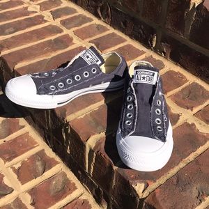 Great condition navy slip on Converse All Stars!⭐️